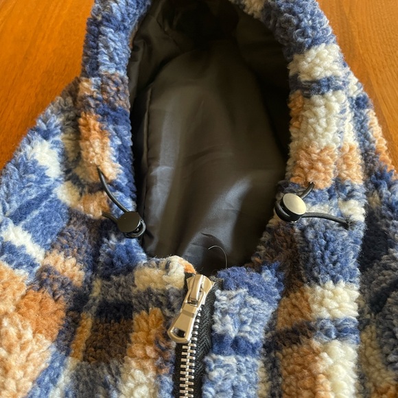 Men’s Small Plaid Zip Up Teddy Hooded with drawstrings. Zipper pockets outside - Picture 6 of 11